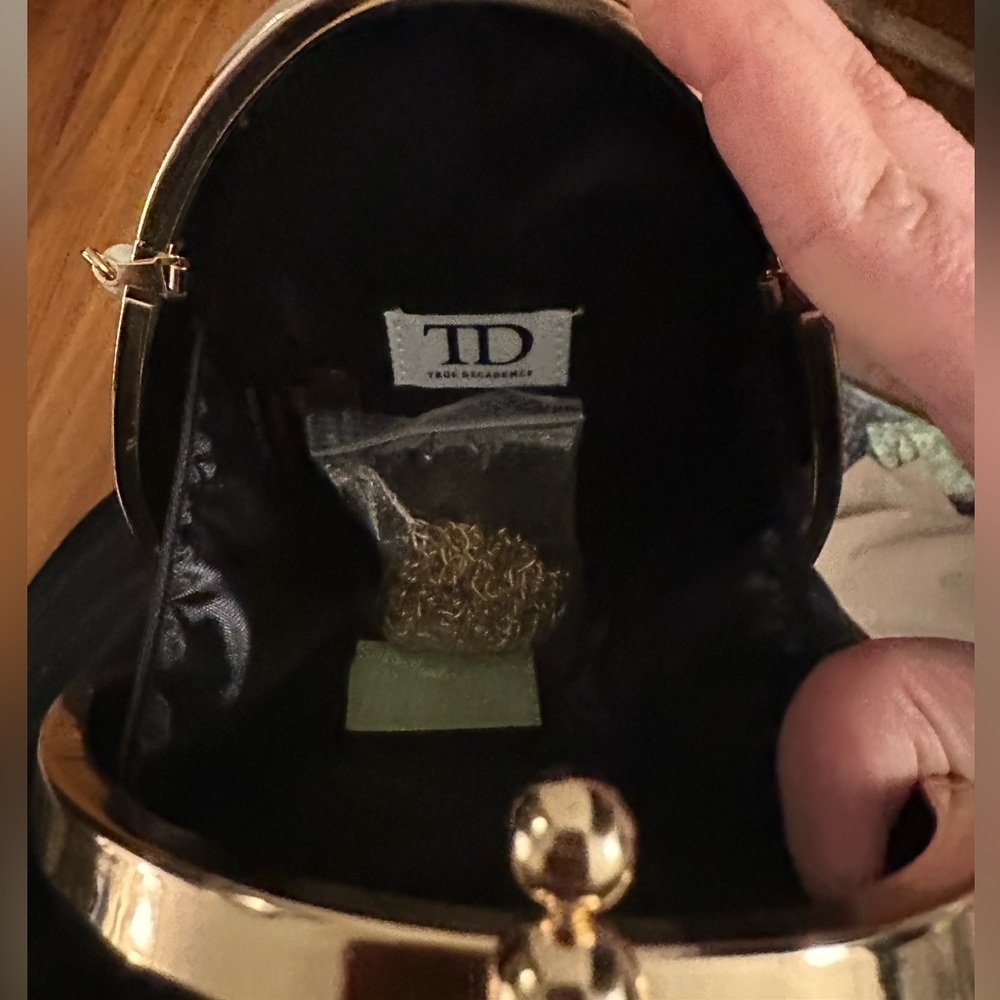 structured clutch black satin pearl gold chain and ring handle - Picture 12 of 17